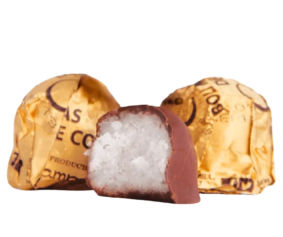 Bolitas de coco envueltas a mano